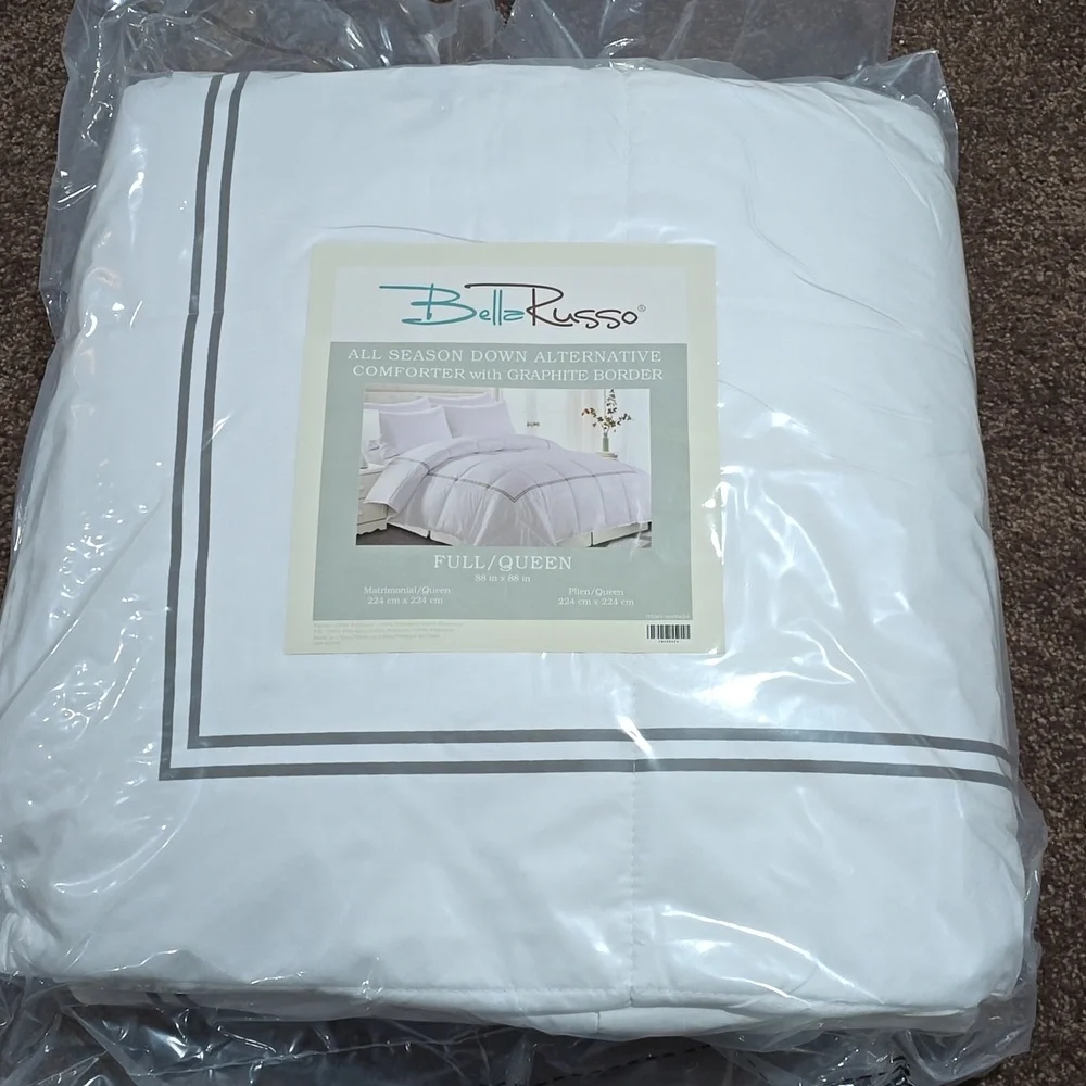 NIP Bella Russo ALL Season Dowm Alernative Comforter Size Full/Queen